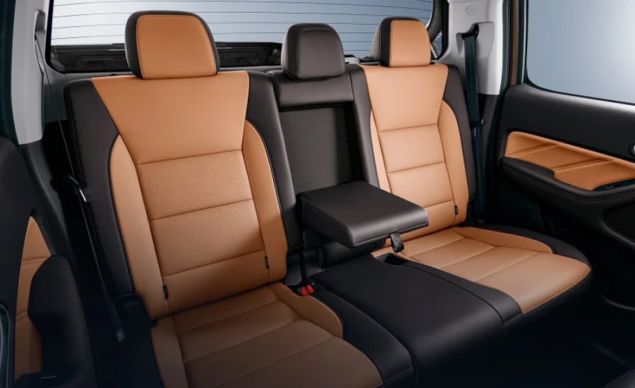 Подлокотник заднего ряда, складывающееся заднее сиденье в пропорции 60:40